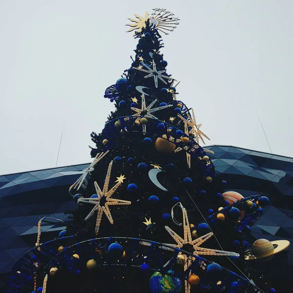 モダンな建物の前のクリスマス ツリー. — ストック写真