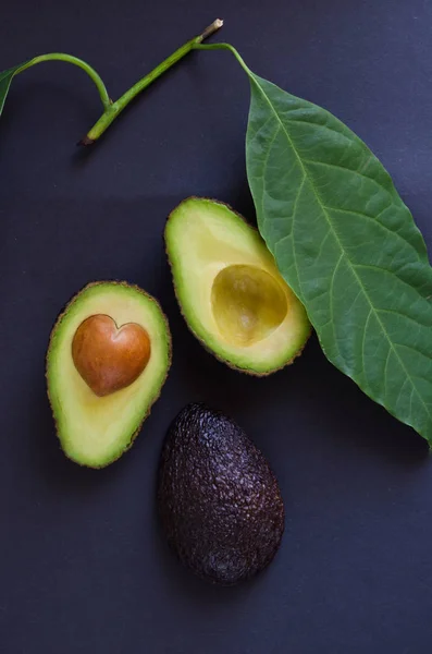 Koncept zralé čerstvé černé avokáda, zdravé potraviny — Stock fotografie