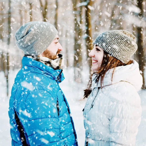 Felice giovane coppia in Winter Park divertirsi . — Foto Stock