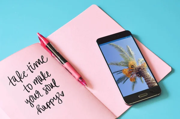Pembe dizüstü seyahat ilgili metin, fotoğraf smartphone üzerinde mavi arka plan, düz içinde yatıyordu. Bloglama kavramı, smm. yaz tatili