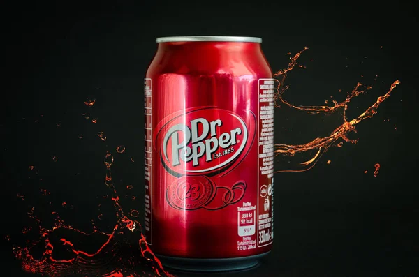 Dr Pepper soft cola drink with splashes — Stock Photo, Image