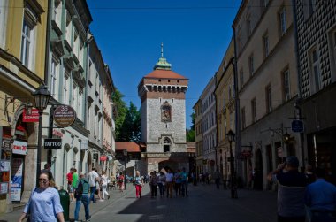 Krakow, Polonya - 10 Mayıs 2018: St. Florians kapı veya Florian Gate en iyi bilinen Polonya Gotik kuleler biridir
