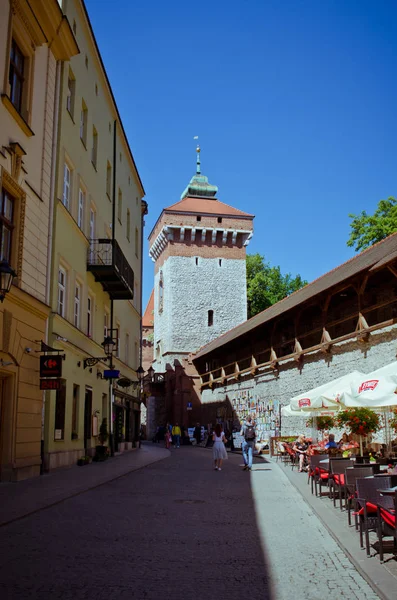 Cracovie, Pologne - 10 mai 2018 : La Porte Saint-Florians ou Porte Florienne est l'une des tours gothiques polonaises les plus connues — Photo