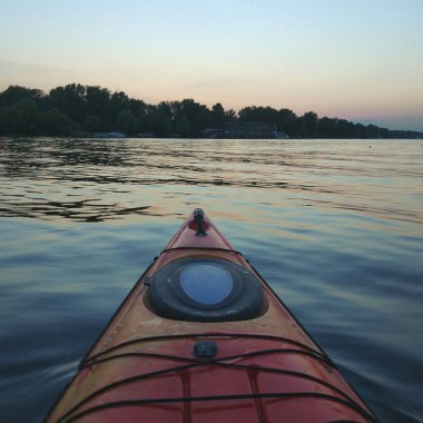 Sakin bir günde bir kayık görüntülemek.