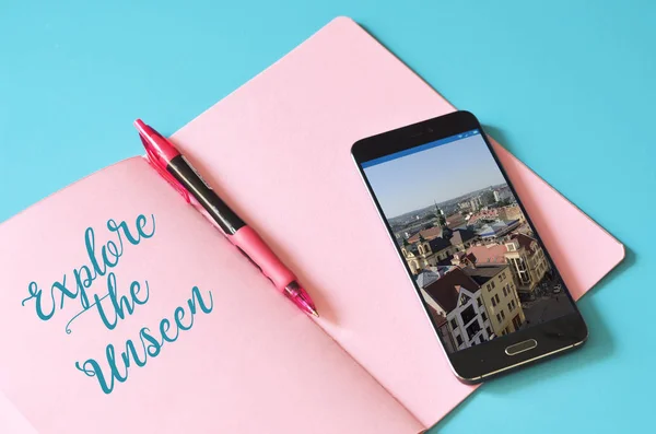 Pembe dizüstü seyahat ilgili metin, fotoğraf smartphone üzerinde mavi arka plan, düz içinde yatıyordu. Bloglama kavramı, smm. yaz tatili