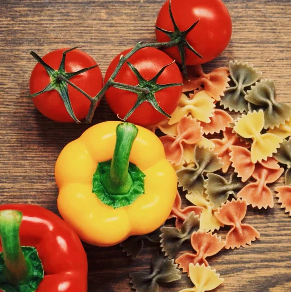 Makarna ve sebzeler ile İtalyan yemeği için taze malzemeler. Sağlıklı vegan gıda, üstten görünüm