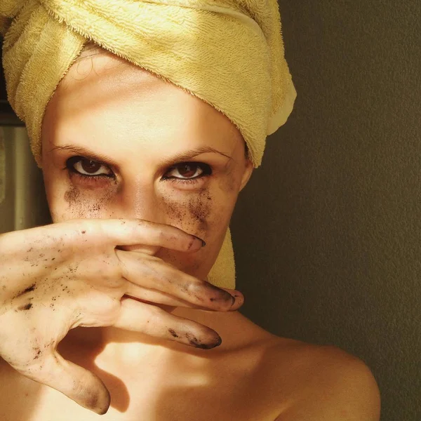 Młoda Kobieta Ręcznikiem Głowie Patrząc Aparacie Proszek Naturalny Kajal Oczu — Zdjęcie stockowe