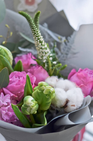 Close-up bouquet of tulips and roses flowers — Stock Photo, Image