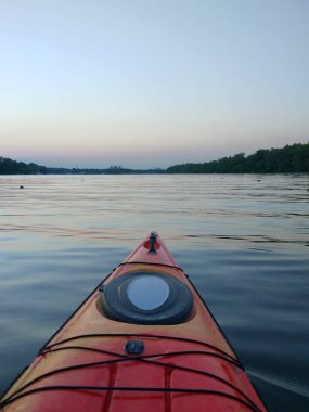 Sakin bir günde bir kayık görüntülemek.