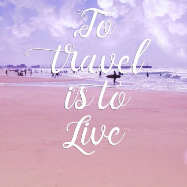 Sörf tahtasını taşıyan bir sörfçünün silüeti