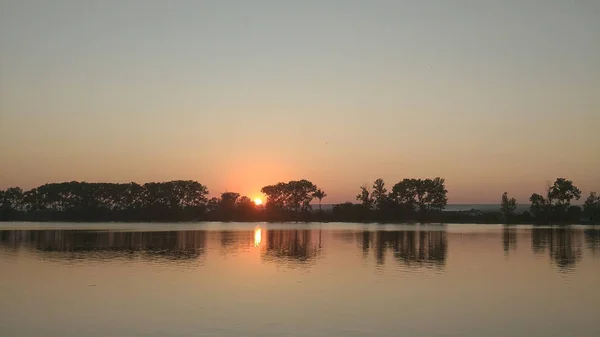 Wunderschöne Sommerlandschaft Mit Sonnenuntergang Über Dem See — Stockfoto