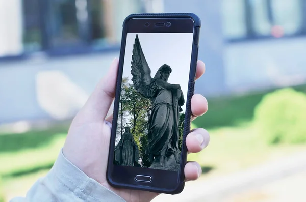 Homme Prenant Une Photo Statue Par Smartphone Regardant Photographie Exposée — Photo