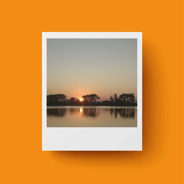 Sofortige Fotokarte Auf Orangefarbenem Hintergrund Postkarte Reisekonzept Wunderschöne Sommerlandschaft Mit — Stockfoto