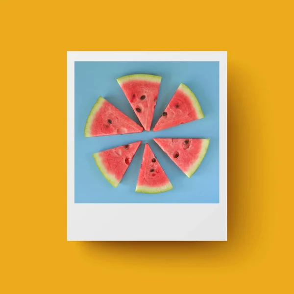 Sarı arka planda Anlık Fotoğraf kartı. Kartpostal, seyahat konsepti. Mavi arka planda karpuz dilimleri, yaz lezzetli meyve