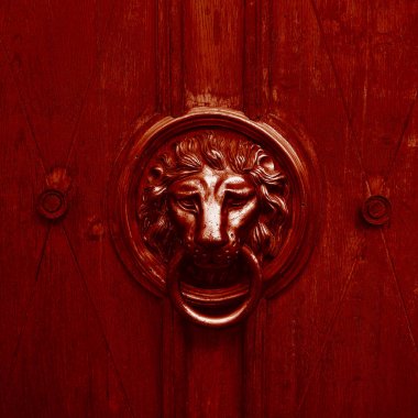 antika kapı kolu, aslan kafası . Koyu kırmızı renkli