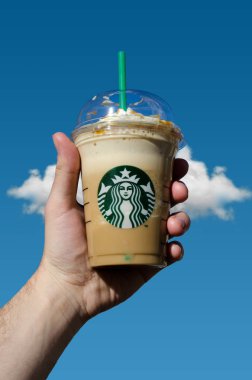 Krakow, Polonya - 10 Mayıs 2018: el bir starbuks soğuk kahve tutar 