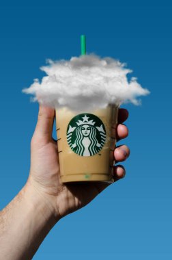 Krakow, Polonya - 10 Mayıs 2018: el bir starbuks soğuk kahve tutar 