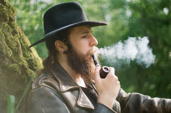 フィルム写真。帽子喫煙タバコパイプのあごひげ男の肖像. — ストック写真