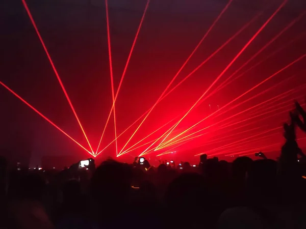 Laser show nachtleven club podium met Party People menigte. entertainment met publieks silhouetten in Nightclub-evenement — Stockfoto