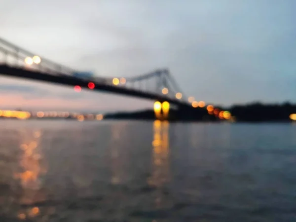 川によって夕暮れの夕暮れの背景、自然の色の変化、川に架かる橋 — ストック写真