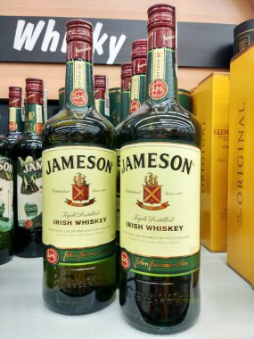 Poznan, Polonya-Mayıs 8, 2018: Jameson Irlanda Whiskey şişeler ılustrative editoryal fotoğraf