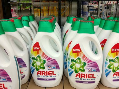 Poznan, Polonya-Mayıs 8, 2018: Ariel marka Jel çamaşır deterjan şişesi closeup