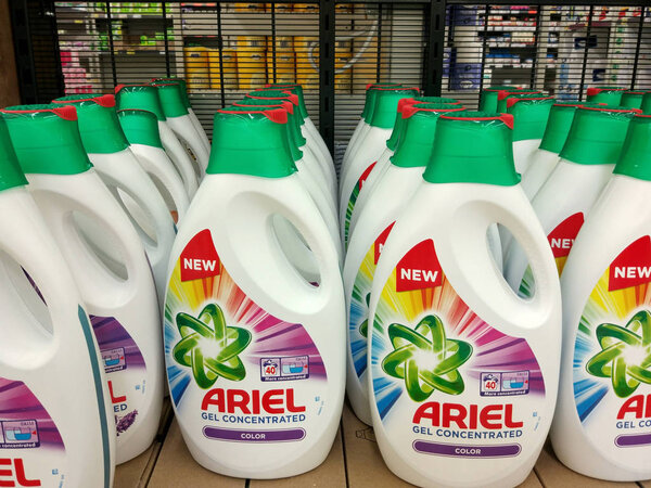 ПОЗНАН, Польша - 8 мая 2018 года: Крупный план бутылки для стирального порошка из-под геля марки Ariel
