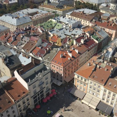 Lviv şehir, Ukrayna merkezinde Pazar Meydanı'nda tarihi binalar. Belediye Binası Kulesi'nden manzara. Yukarıdan Lviv eski şehir manzarası. Kırmızı çatılı eski Avrupa şehrinin havadan görünümü