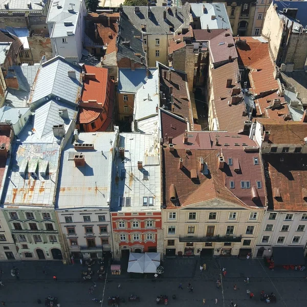 乌克兰利沃夫市中心市场广场的历史建筑 从市政厅塔欣赏美景 利沃夫老城区从上面看 鸟瞰带有红色屋顶的欧洲老城 — 图库照片