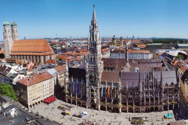 Münih, Almanya - 29 Haziran 2019: Marienplatz belediye binası ile şehrin Panorama görünümü, Almanya