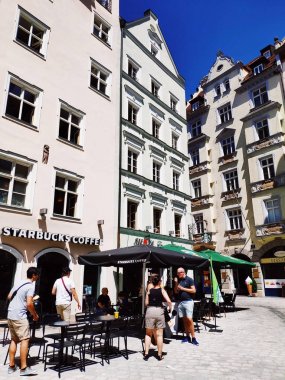 Münih, Almanya - 28 Haziran 2019: Starbucks kahve mağazası. Starbucks dünyanın en büyük kahvehane şirketidir.