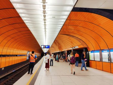 Münih, Almanya - 28 Haziran 2019 : Marienplatz U Bahn İstasyonu'nun İç Mekan Alanı, Marienplatz, Münih S-Bahn ve U-Bahn ağının önemli bir durağıdır. Münih metro istasyonu modern tasarım mimarisi.