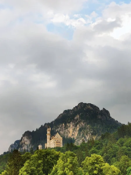 Fussen Germania Giugno 2019 Famoso Castello Neuschwanstein Avvolto Nella Nebbia — Foto Stock