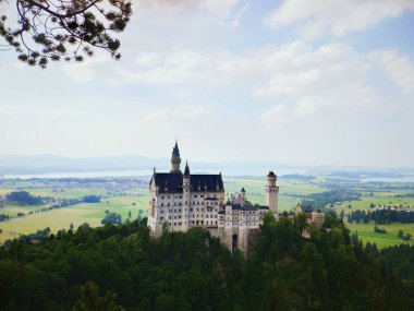 Fussen, Almanya - 27 Haziran 2019: Ünlü Neuschwanstein Kalesi Bavyera Alpleri'nde sisle kaplandı. Almanya'da Romanesk Revival sarayı