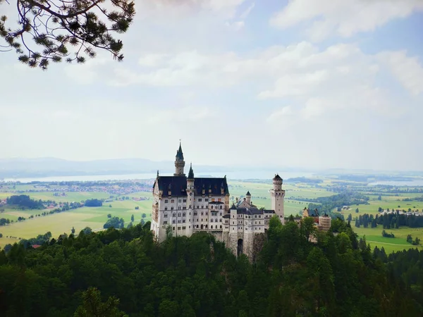 Fussen Alemanha Junho 2019 Famoso Castelo Neuschwanstein Envolto Névoa Nos — Fotografia de Stock