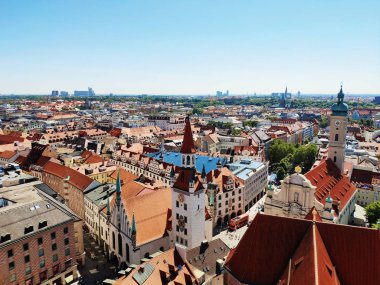 Münih, Almanya - 29 Haziran 2019: Eski belediye binasının ön cephesinde ünlü Zodiac Saat Kulesi, Marienplatz, Münih. Münih, Bavyera, Almanya Eski Şehir mimarisinin doğal yaz hava panoraması