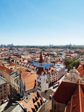 Münih, Almanya - 28 Haziran 2019: Marienplatz, Münih 'teki eski belediye binasının ön cephesinde ünlü Zodiac Saat Kulesi. Münih, Bavyera, Almanya 'nın Eski Şehir mimarisinin manzaralı yaz manzarası