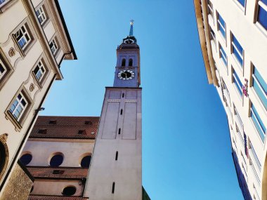 Münih, Almanya - 28 Haziran 2019: St. Peter Kilisesi Kulesi, Münih, Bavyera, Almanya.