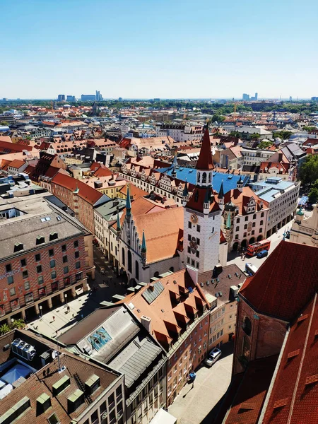Münih, Almanya - 29 Haziran 2019: Eski belediye binasının ön cephesinde ünlü Zodiac Saat Kulesi, Marienplatz, Münih. Münih, Bavyera, Almanya Eski Şehir mimarisinin doğal yaz hava panoraması
