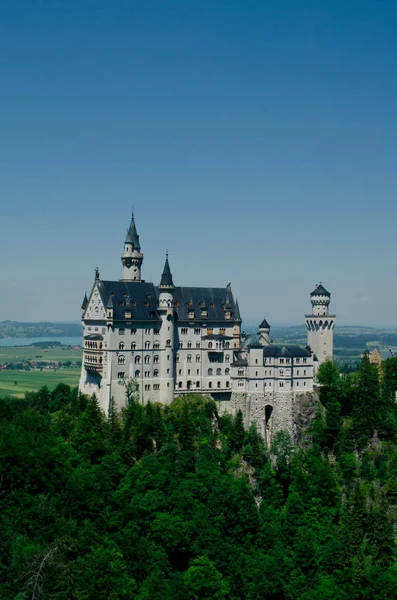 Fussen, Alemanha - 29 de junho de 2019: Castelo de Neuschwanstein envolto em névoa nos Alpes da Baviera. — Fotografia de Stock