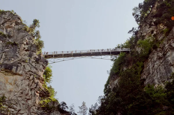 Turistler Neuschwanstein Kalesi yakınlarındaki Marie Köprüsü üzerinde durmak — Stok fotoğraf