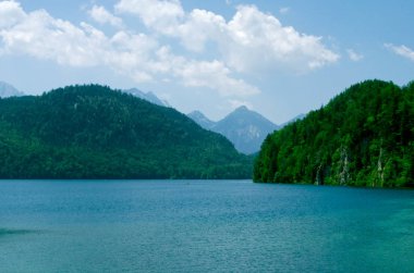 Almanya, Bavyera 'da Münih yakınlarındaki Hohenschwangau' da Alpsee Gölü