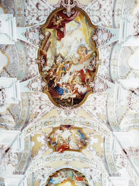 Münih, Almanya - 28 Haziran 2019: Heilig Geist Kirche 'deki Fresco Tavanı veya Kutsal Ruh Kilisesi — Stok fotoğraf