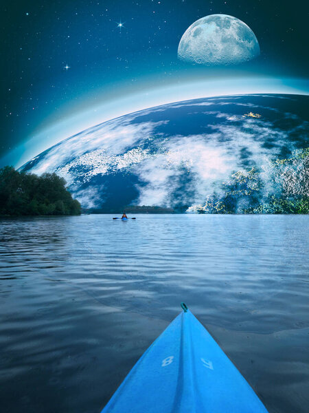 Kayak on a calm evening. Active and healthy lifestyle concept. — Stock Photo, Image