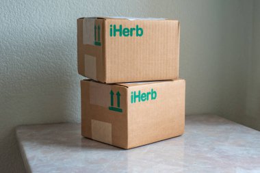 Kyiv, Ukrayna - 13 Temmuz 2020: Iherb 'in vitaminli paketi