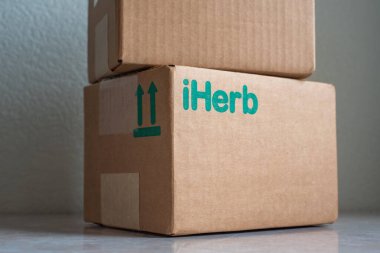 Kyiv, Ukrayna - 13 Temmuz 2020: Iherb 'in vitaminli paketi
