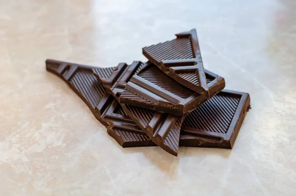 Chokladbitar på marmorbordet — Stockfoto