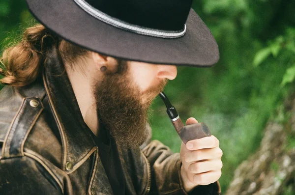 Filmfoto Analoges Porträt Eines Bärtigen Mannes Mit Hut Der Tabakpfeife — Stockfoto