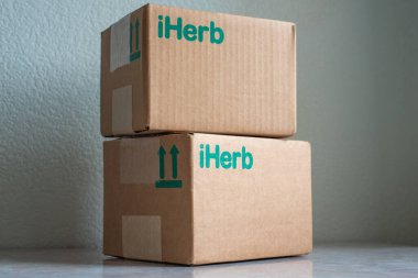 Kyiv, Ukrayna - 13 Temmuz 2020: Iherb 'in vitaminli paketi