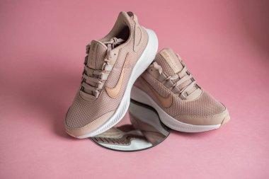 Kyiv, Ukrayna - 13 Temmuz 2020: Aynalı Nike koşu ayakkabıları